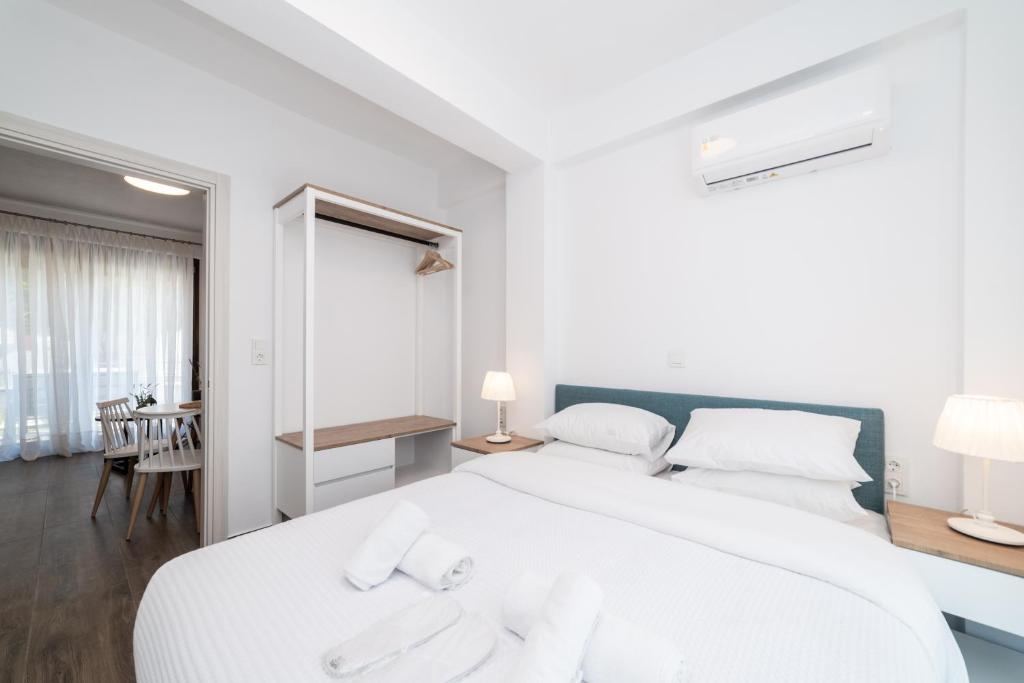 Postel nebo postele na pokoji v ubytování Argilos & Argilos Deluxe Residential Complexes