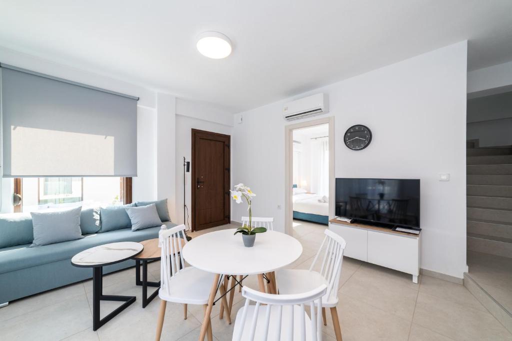 TV a/nebo společenská místnost v ubytování Argilos & Argilos Deluxe Residential Complexes