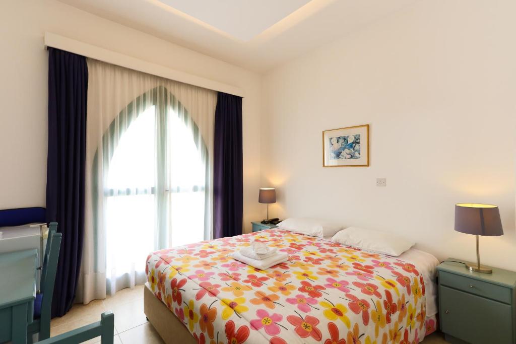 Postel nebo postele na pokoji v ubytování Axiothea Hotel
