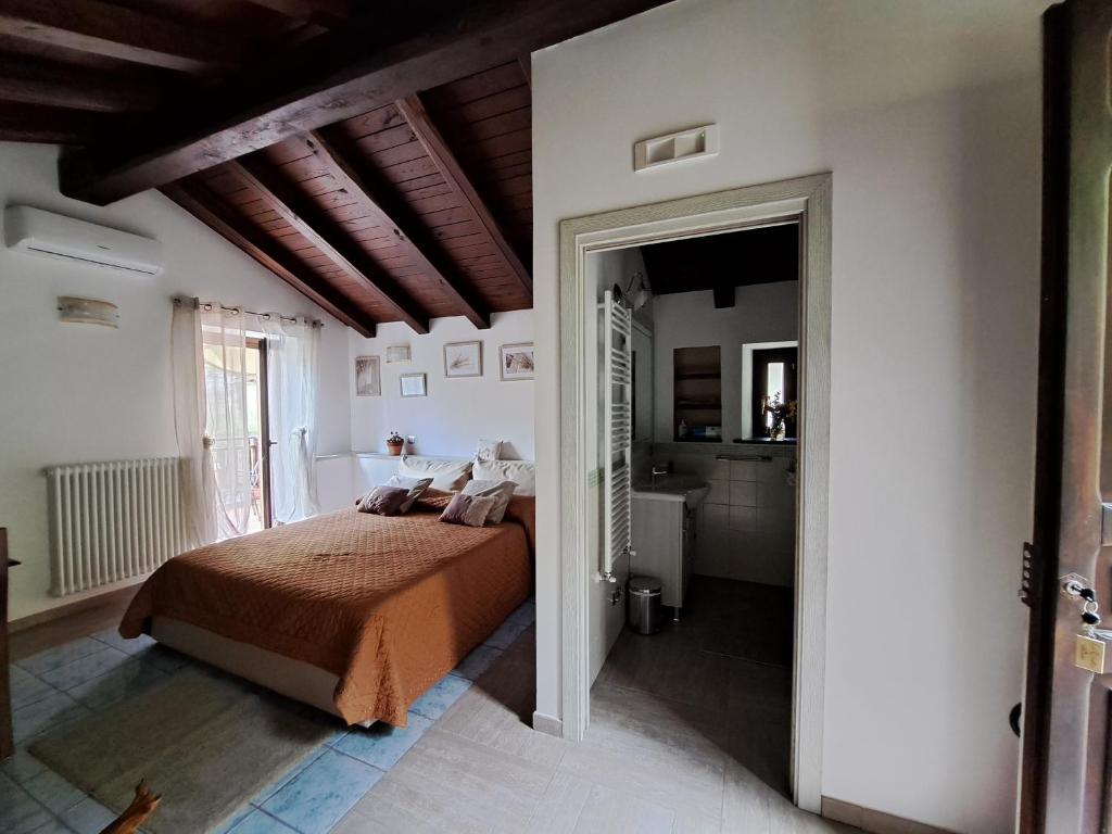 a bedroom with a bed and a bathroom at Agriturismo Il Tintore in Tramonti