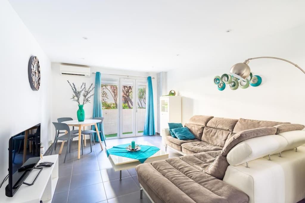 un salon avec un canapé et une table dans l'établissement La Clé T3 Clim, WiFi Balcon et Confort à Toulon, à Toulon