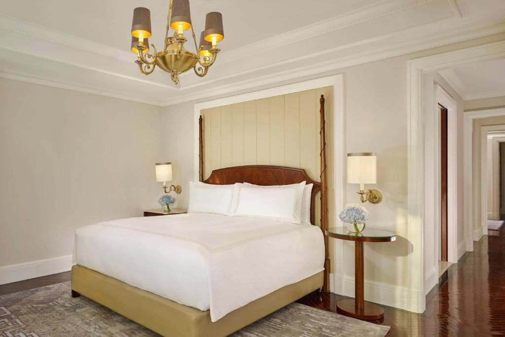 Postel nebo postele na pokoji v ubytování The Ritz-Carlton, Guangzhou