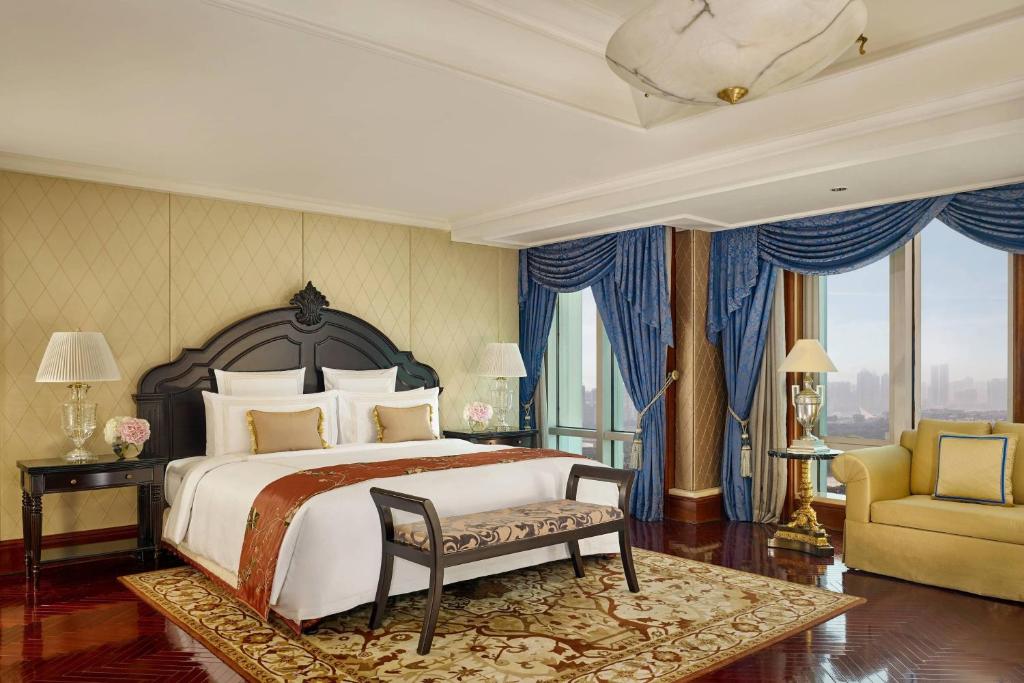 Postel nebo postele na pokoji v ubytování The Ritz-Carlton, Guangzhou