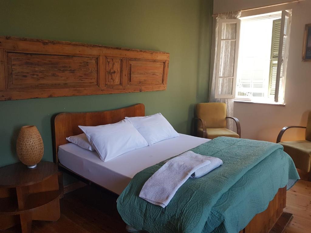 Un dormitorio con una cama con una toalla. en Ines Guest House, en Lefkosa Turk