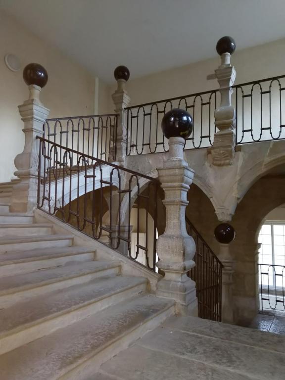 una escalera en una casa con una escalera de caracol en O'Couvent - Appartement 66 m2 - 2 chambres - A523 en Salins-les-Bains