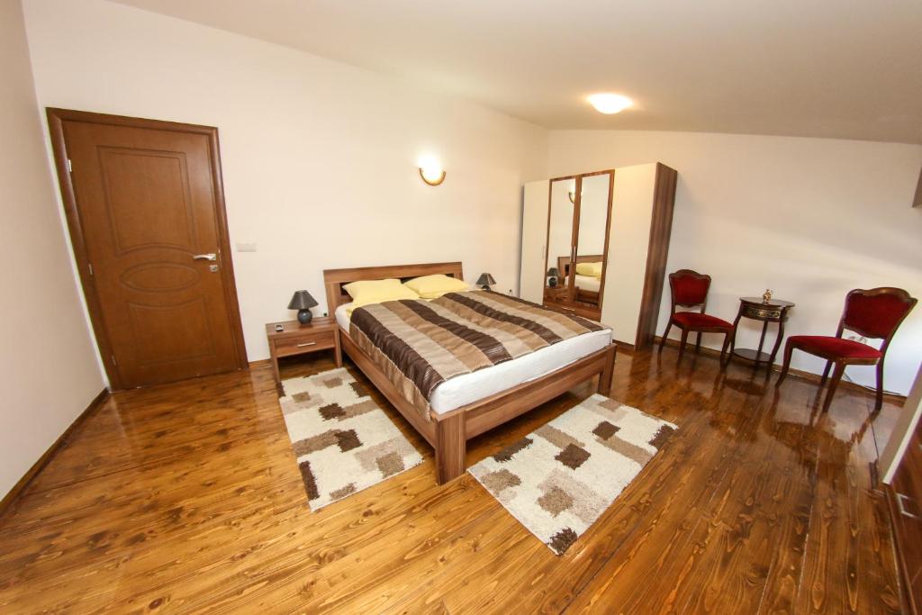 Postel nebo postele na pokoji v ubytování Apartments Cyrano 1&2