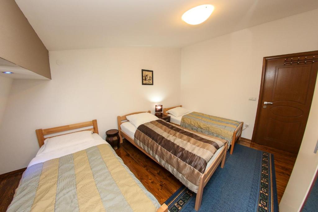 Postel nebo postele na pokoji v ubytování Apartments Cyrano 1&2