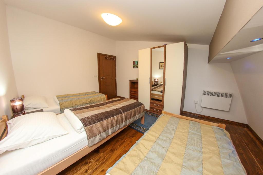 Postel nebo postele na pokoji v ubytování Apartments Cyrano 1&2