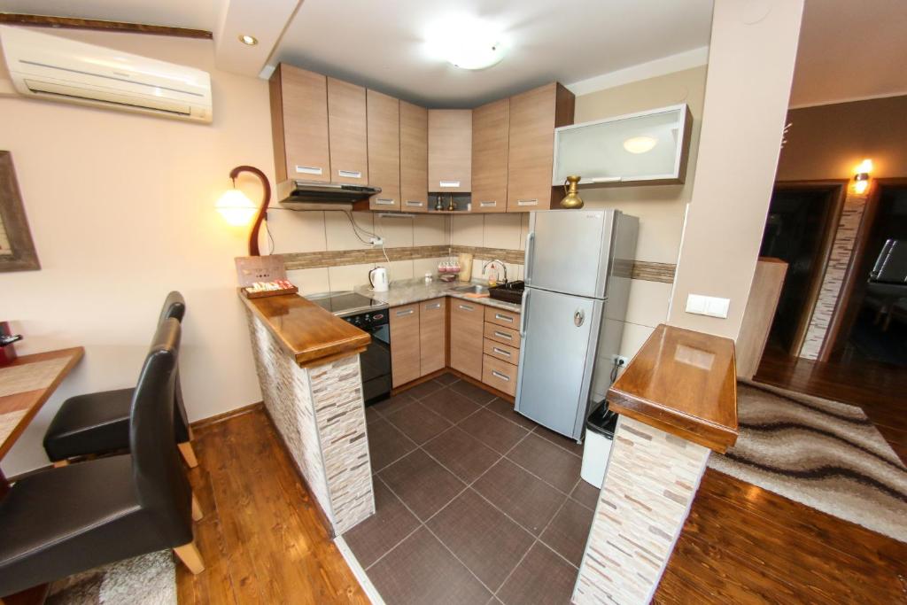 Kuchyň nebo kuchyňský kout v ubytování Apartments Cyrano 1&2