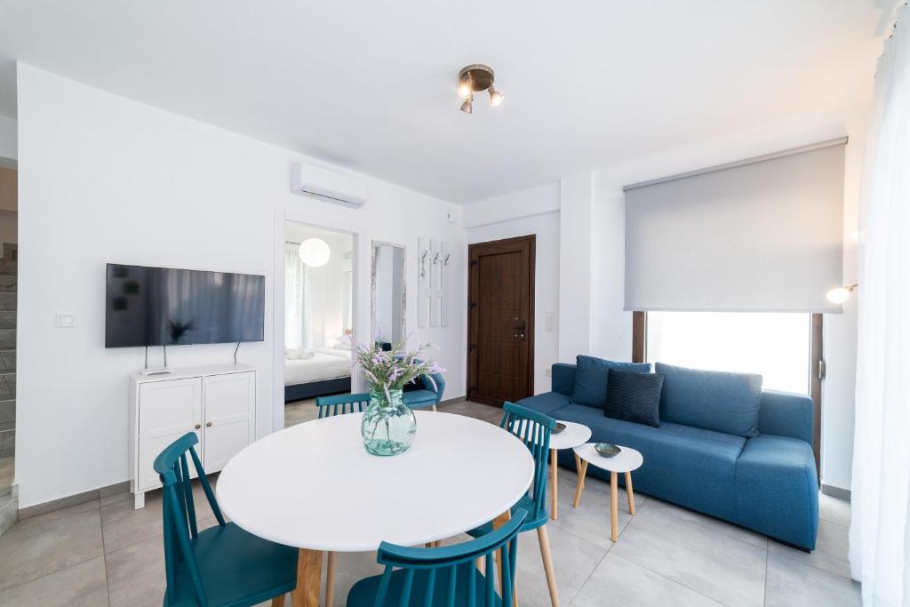 TV a/nebo společenská místnost v ubytování Argilos & Argilos Deluxe Residential Complexes