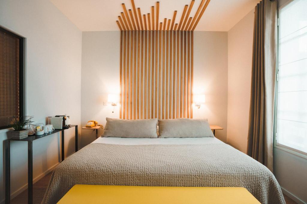 Postel nebo postele na pokoji v ubytování Hôtel Briketenia