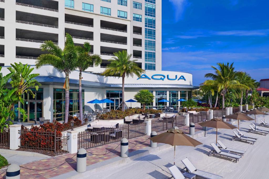 een resort met ligstoelen en palmbomen en een gebouw bij The Westin Tampa Bay in Tampa