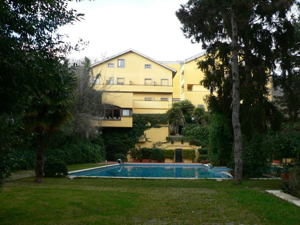 ヴェッレトリにあるBenito Al Boscoの庭にスイミングプールがある家