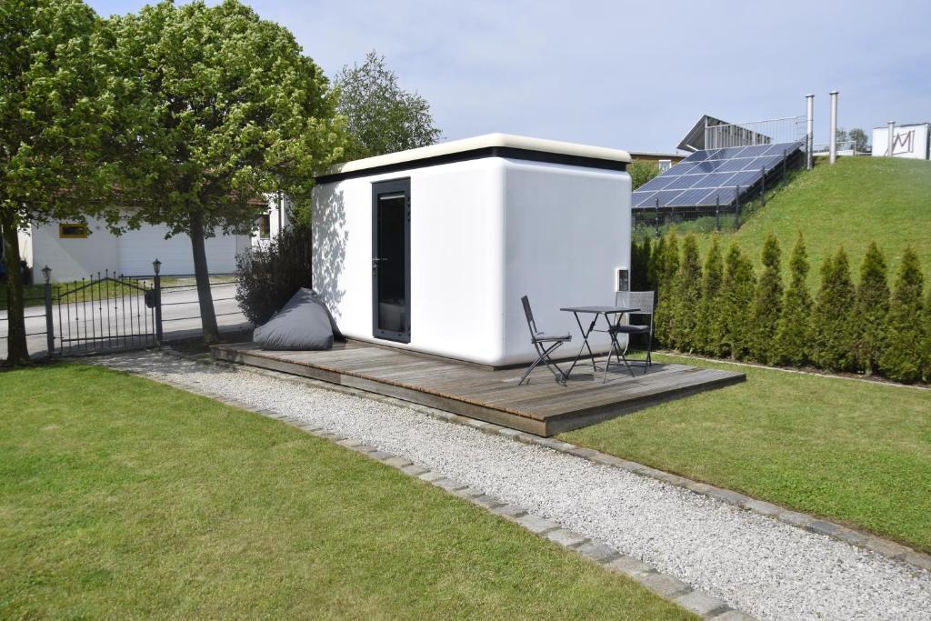 a tiny house with a picnic table in a yard at Tiny House in ruhiger Lage 