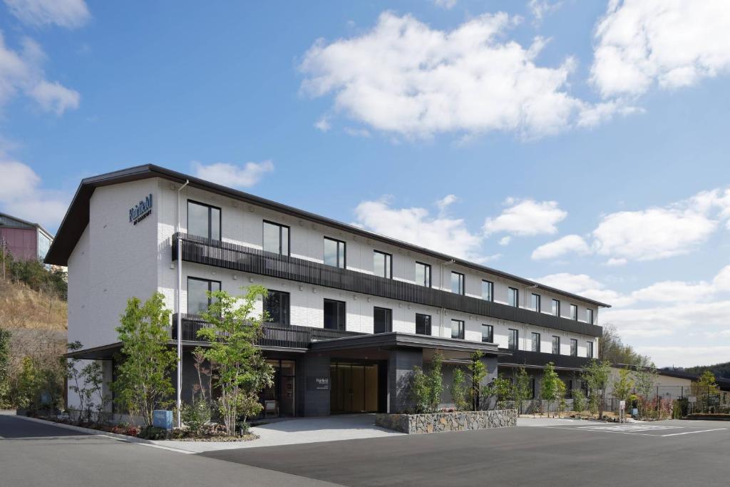 un gran edificio blanco con muchas ventanas en Fairfield by Marriott Kyoto Minamiyamashiro en Minamiyamashiro