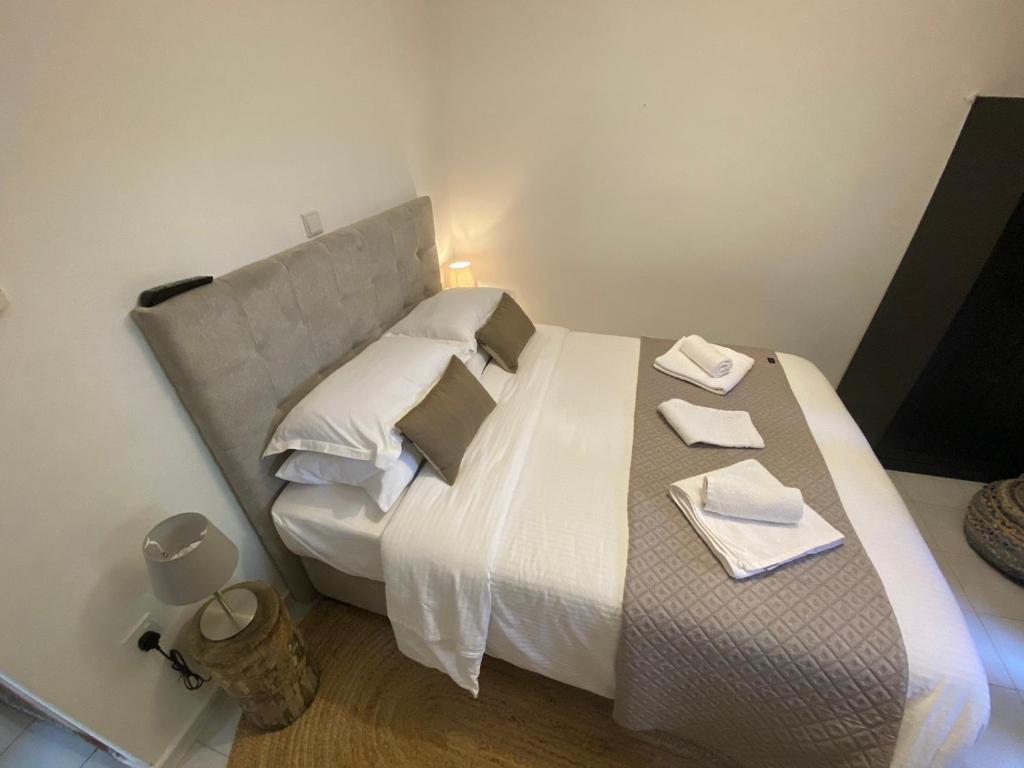 Postel nebo postele na pokoji v ubytování GaliniCafe22-suites