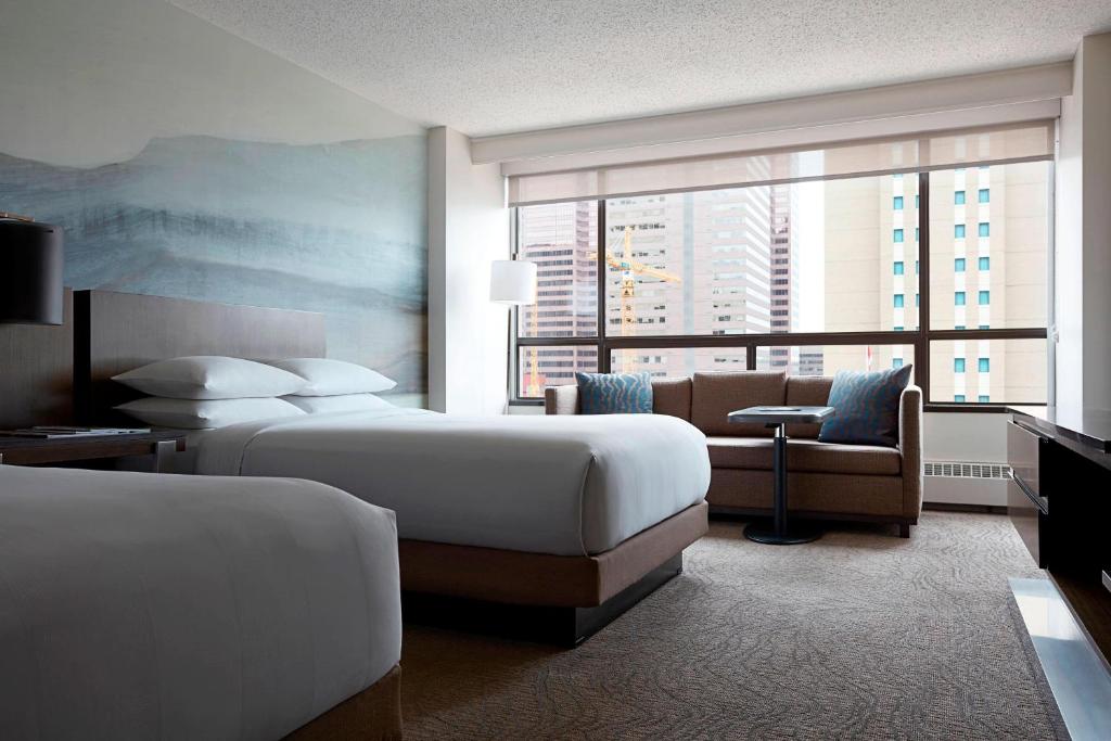 Postel nebo postele na pokoji v ubytování Calgary Marriott Downtown Hotel