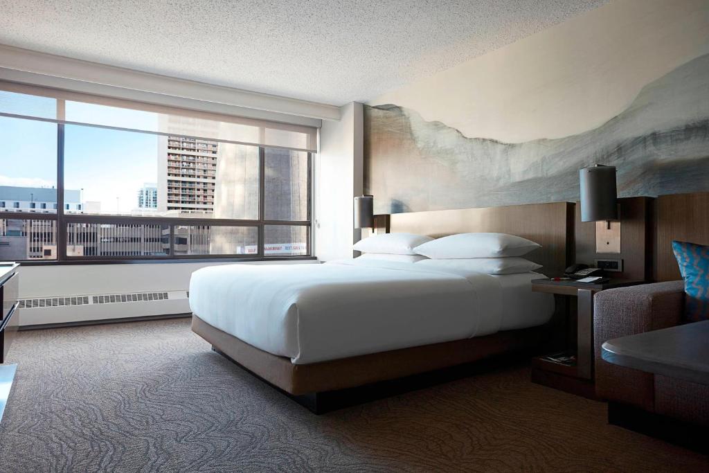 Postel nebo postele na pokoji v ubytování Calgary Marriott Downtown Hotel