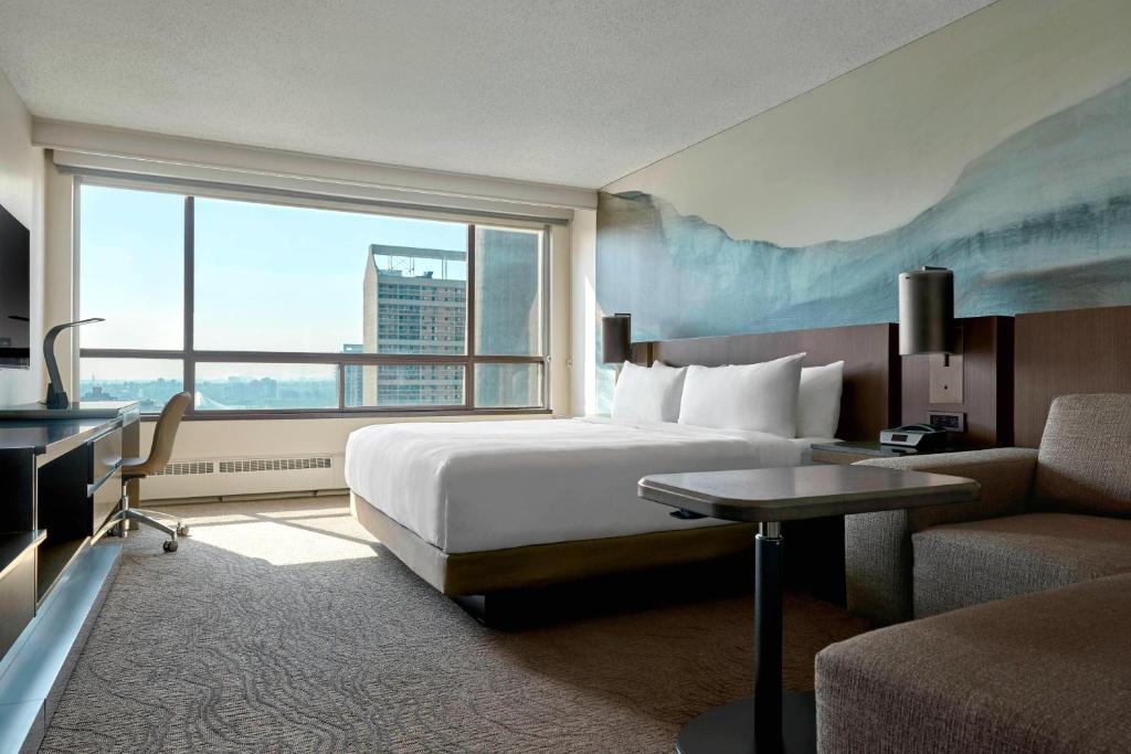 Postel nebo postele na pokoji v ubytování Calgary Marriott Downtown Hotel