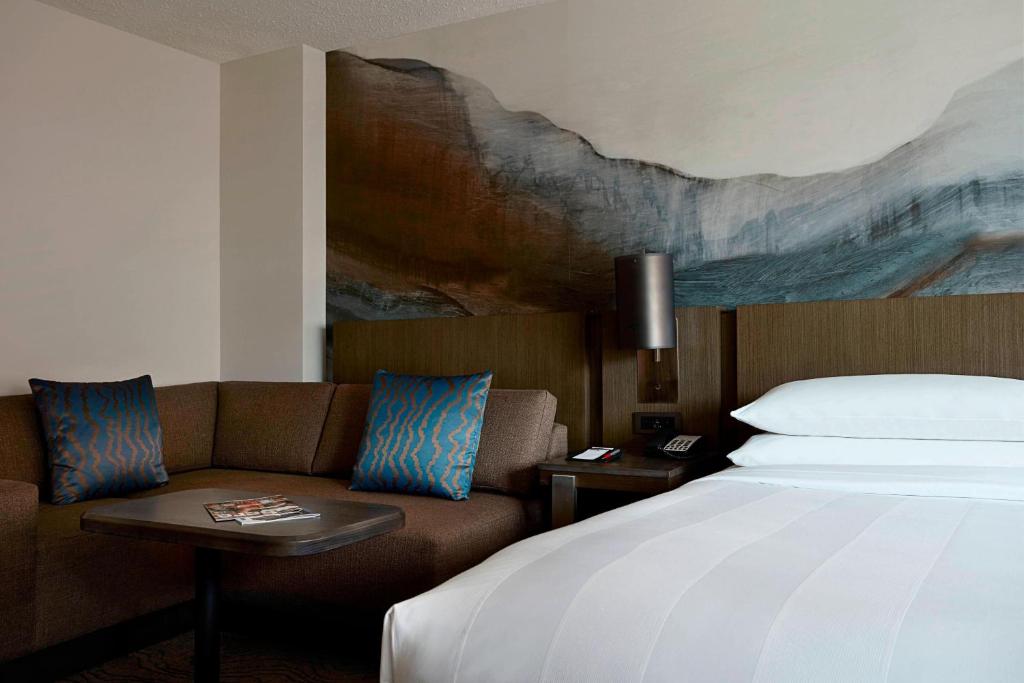 Postel nebo postele na pokoji v ubytování Calgary Marriott Downtown Hotel