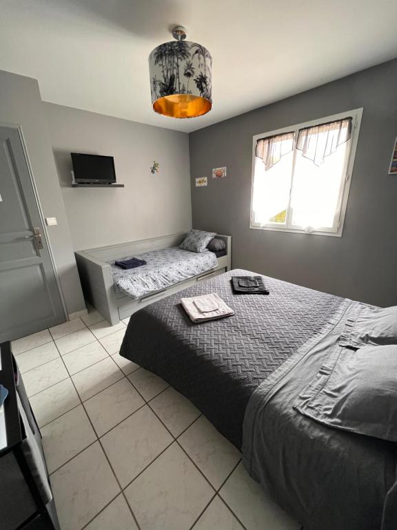 sypialnia z łóżkiem i telewizorem w obiekcie B&B Chez Florence - Chambres d'Hôtes w mieście Montmerle Sur Saône