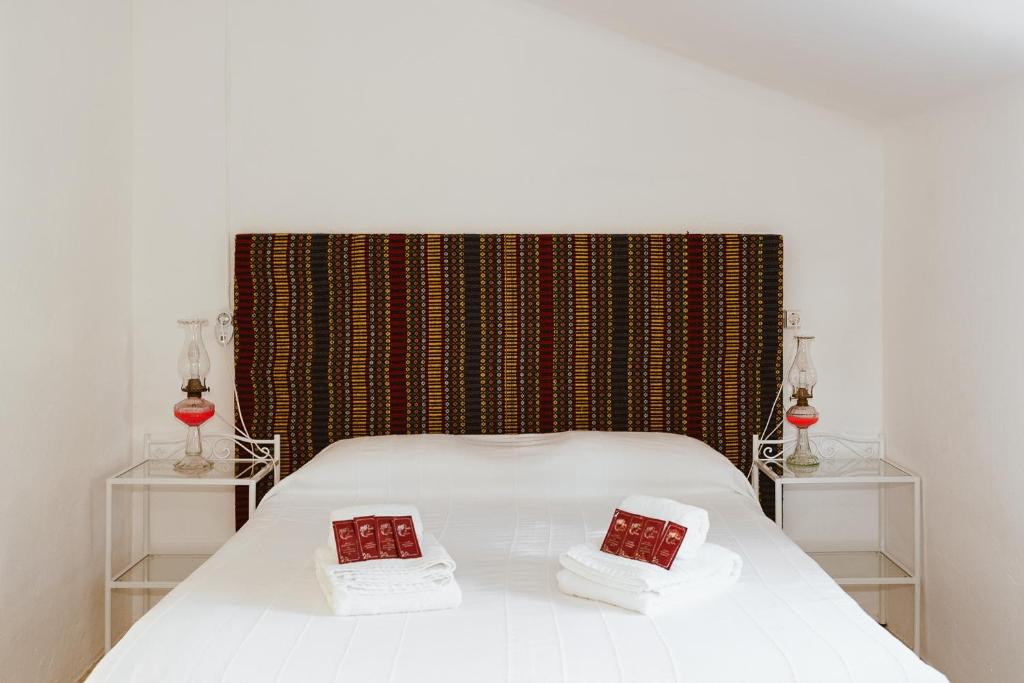 グランドラにあるThe Blue House Valleyのベッドルーム1室(大型ベッド1台、テーブル2台付)