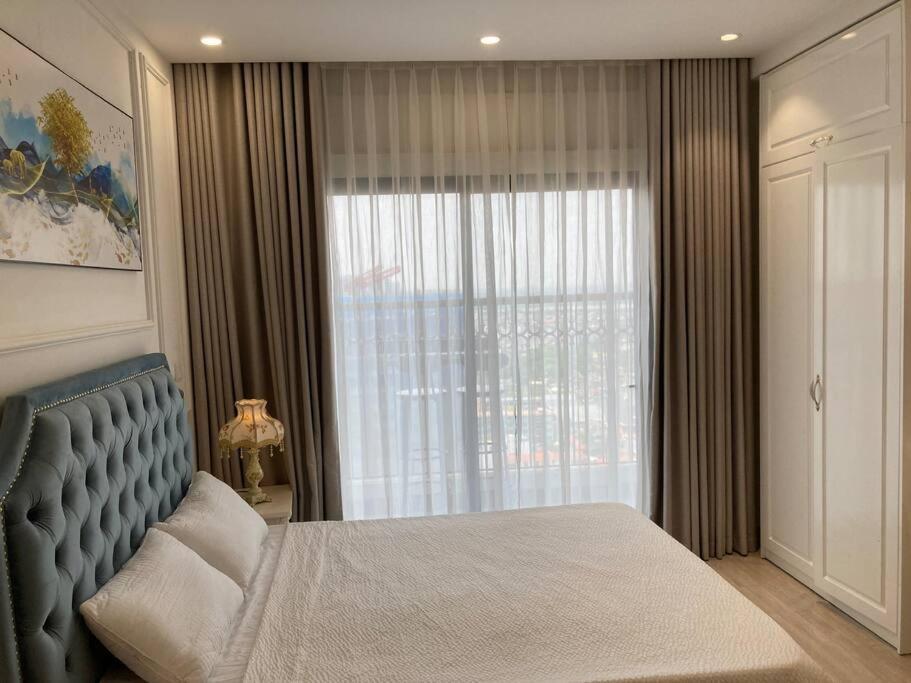 - une chambre avec un lit et une grande fenêtre dans l'établissement Luxury econest - Apartment with swimming pool & gym, à Hanoï
