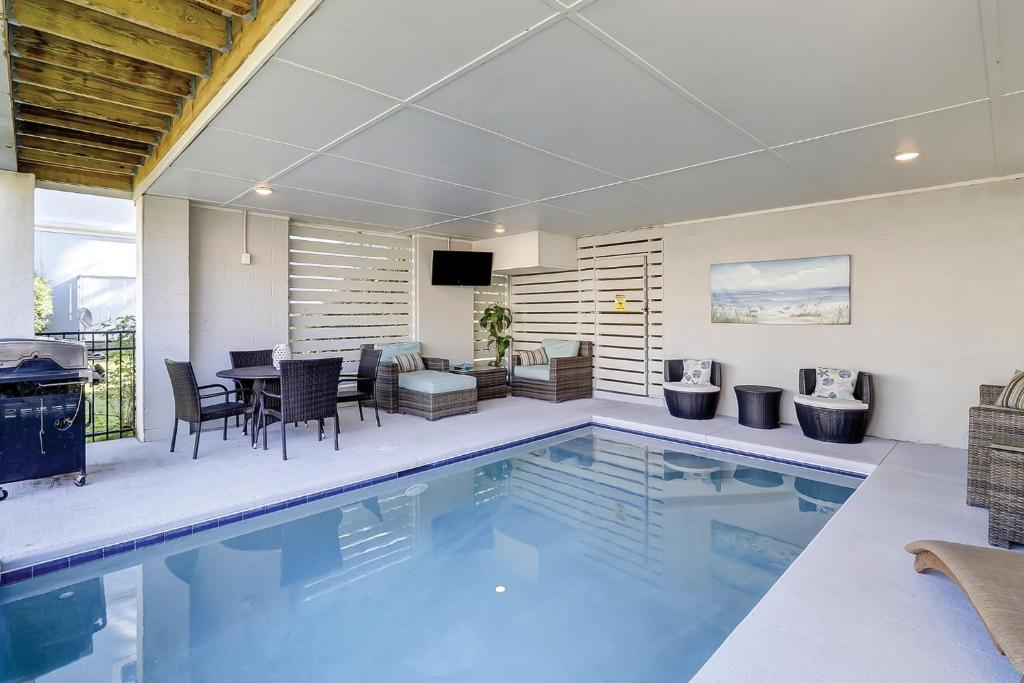 uma piscina numa casa com mesa e cadeiras em 58 Sandcastle Court em Hilton Head Island