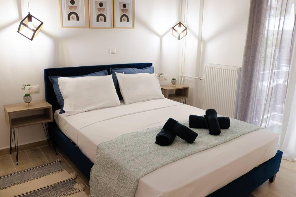 um quarto com uma cama com sapatos pretos em Harmony apartment in Athens em Atenas
