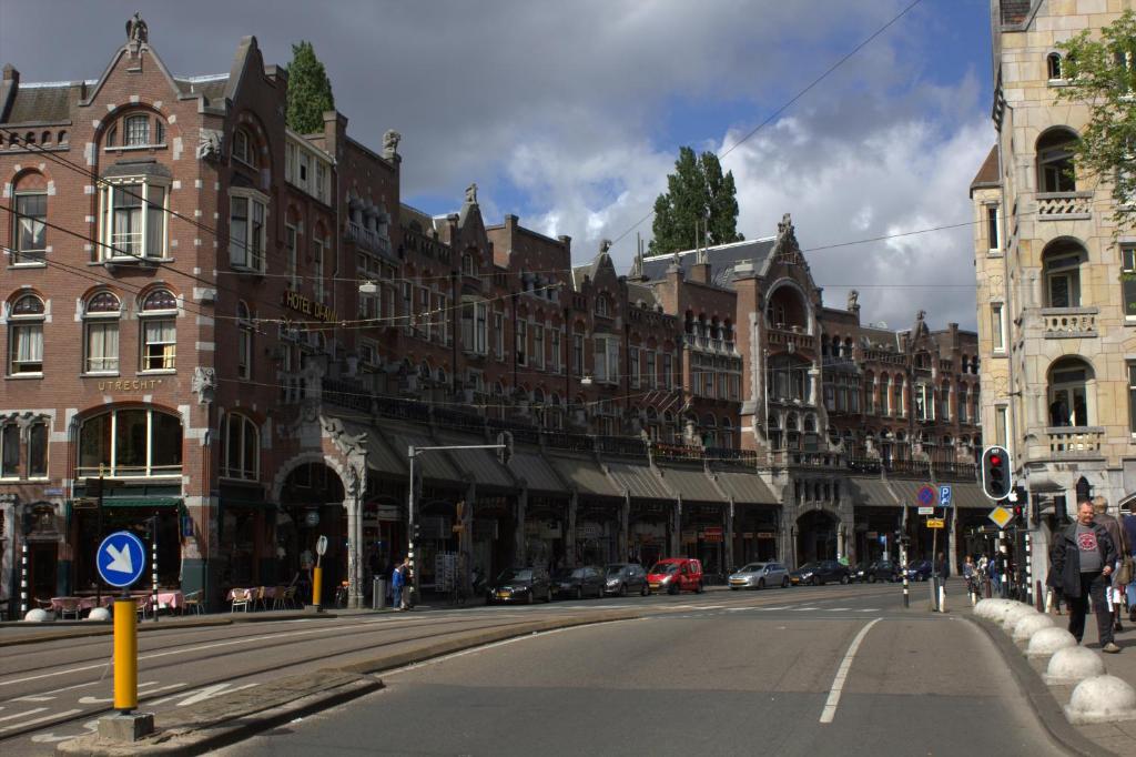 una calle vacía en una ciudad con edificios en Hotel La Belle Vue en Ámsterdam
