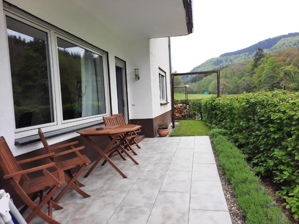 eine Terrasse mit Stühlen und einem Tisch auf einem Haus in der Unterkunft Haus Wiesengrund in Winterberg