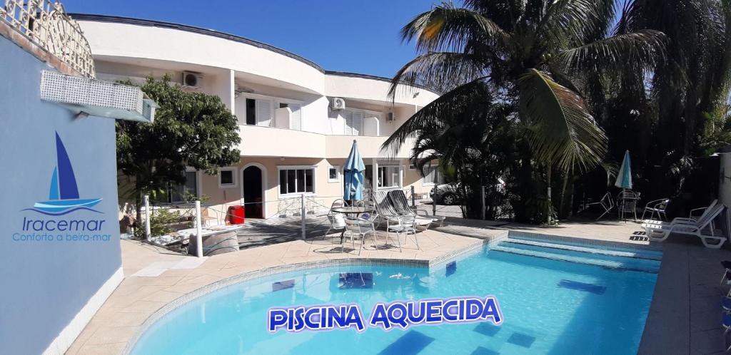 - une piscine en face d'une villa dans l'établissement Hotel Pousada Iracemar - Guarujá, à Guarujá