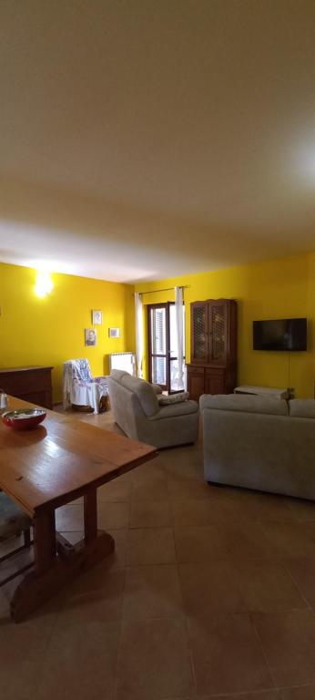 Sezze的住宿－Casa tamara，客厅配有沙发和桌子。