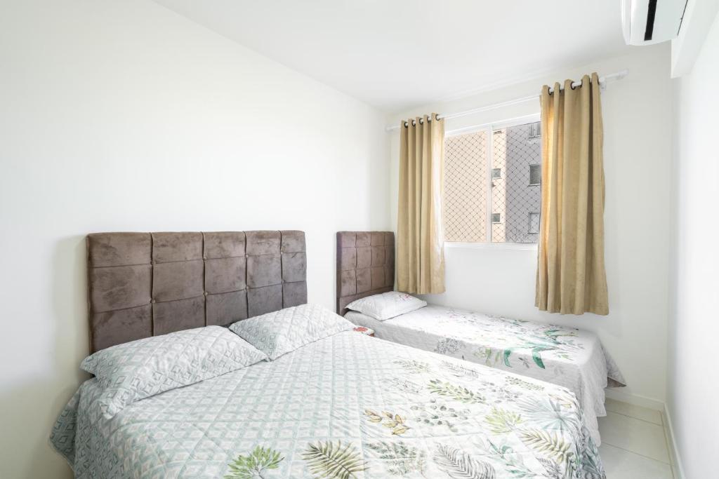 Ліжко або ліжка в номері Aptos em Bal Piçarras a150m da PRAIA, dois quartos, sala de estar, COZINHA COMPLETA, SACADA com CHURRASQUEIRA, WI-FI, PISCINA, PORTARIA 24h, PLAYGROUND e QUADRA DE ESPORTES