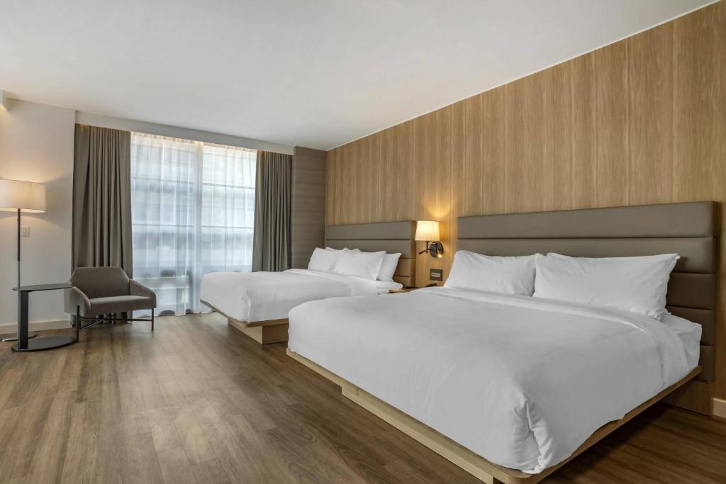 AC Hotel by Marriott Washington DC Convention Center - Queen Room With Two Queen Beds, Corner Room