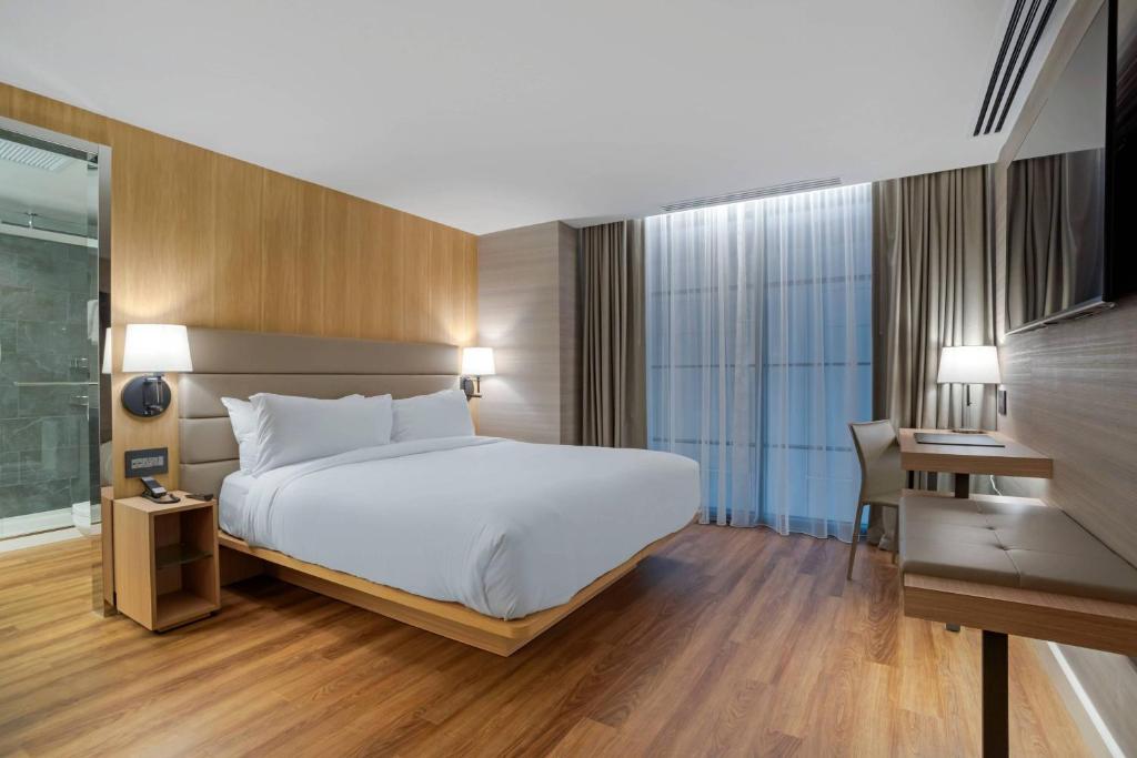 AC Hotel by Marriott Washington DC Convention Center - Guest Room, 1 King