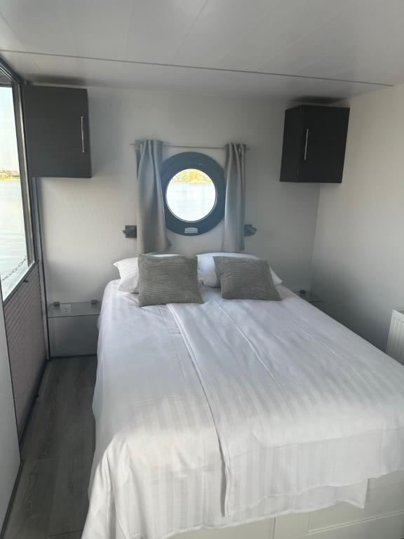 Stoere HOUSEBOAT op toplocatie!