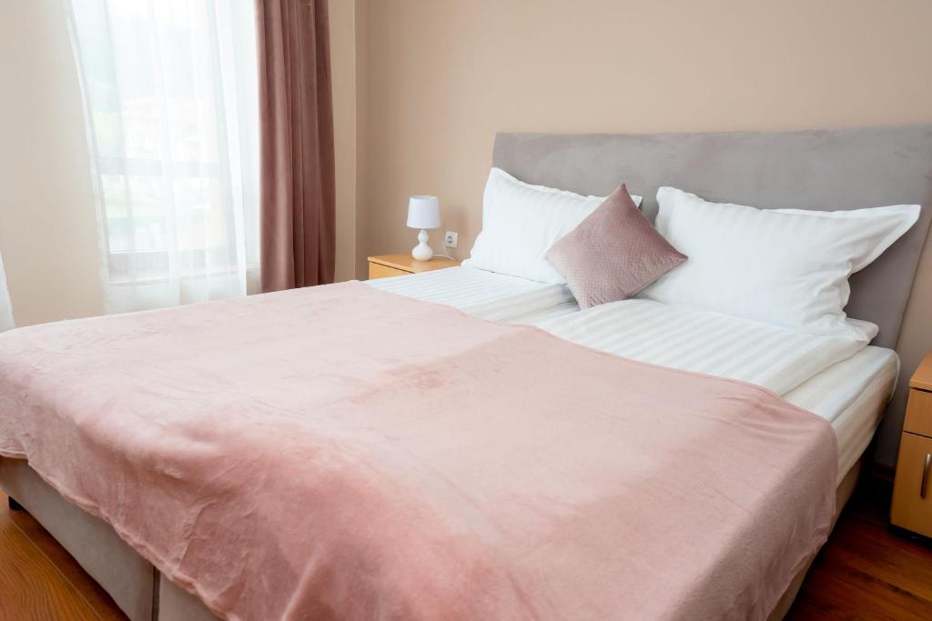 Postel nebo postele na pokoji v ubytování Two bedroom apartments in Murphys Lodge