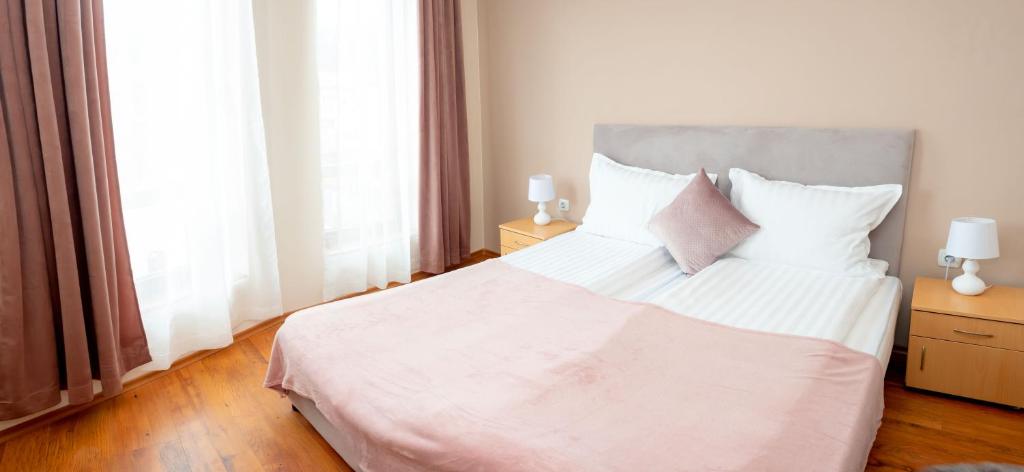 Postel nebo postele na pokoji v ubytování Two bedroom apartments in Murphys Lodge