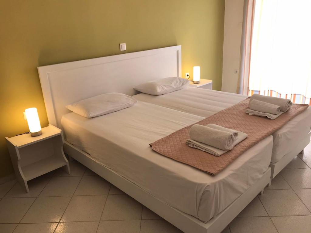 Postel nebo postele na pokoji v ubytování Kavos Central