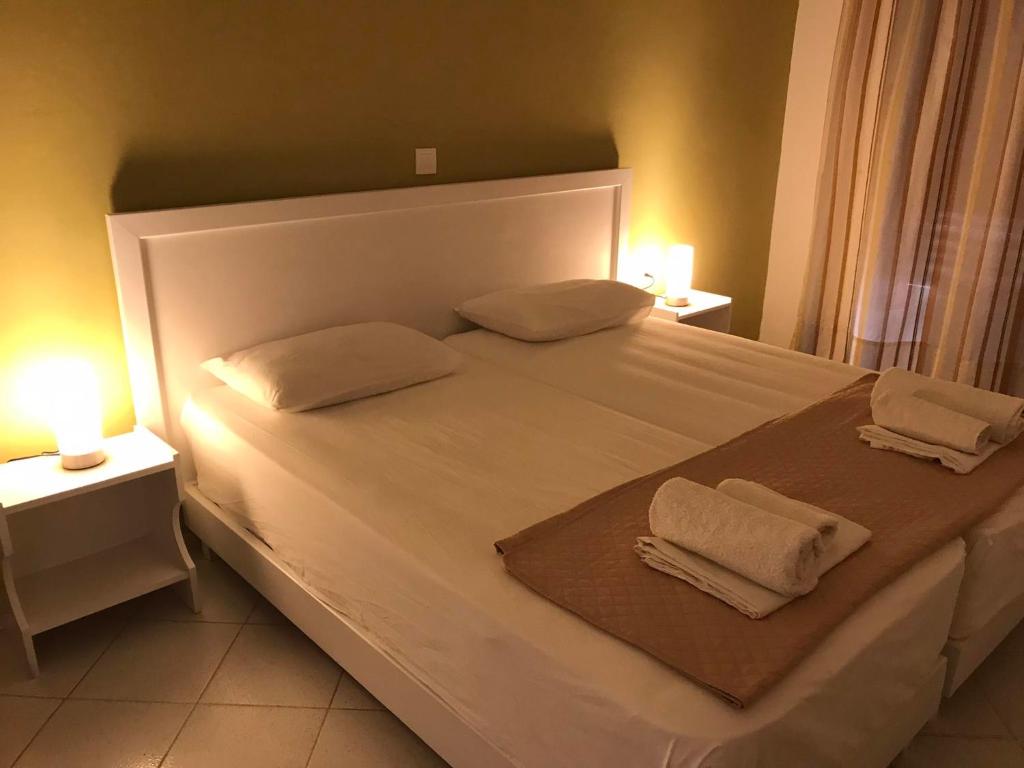 Postel nebo postele na pokoji v ubytování Kavos Central
