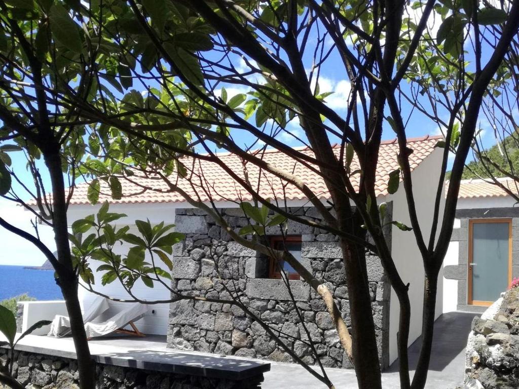 Cette maison en pierre offre une vue sur l'océan. dans l'établissement Casas da Pedreira, à Lajes do Pico