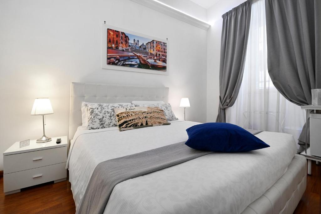 A bed or beds in a room at Notti A Roma
