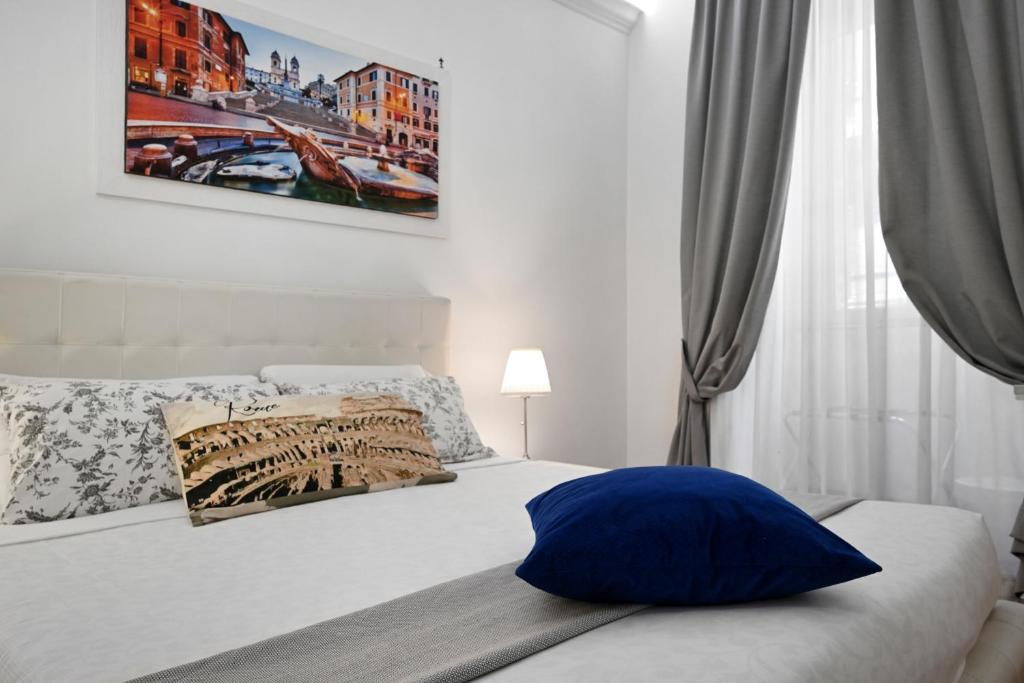 A bed or beds in a room at Notti A Roma