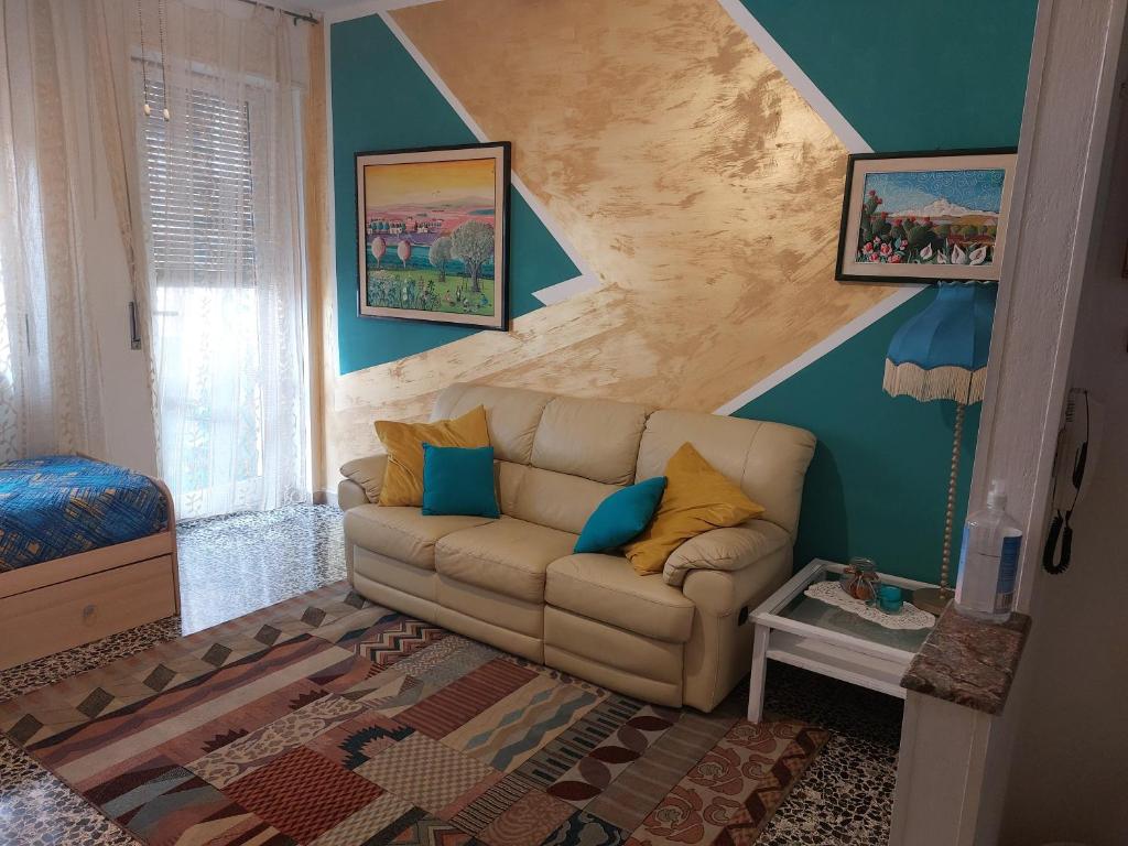 een woonkamer met een bank en blauwe muren bij Appartamento La Fortezza in Livorno