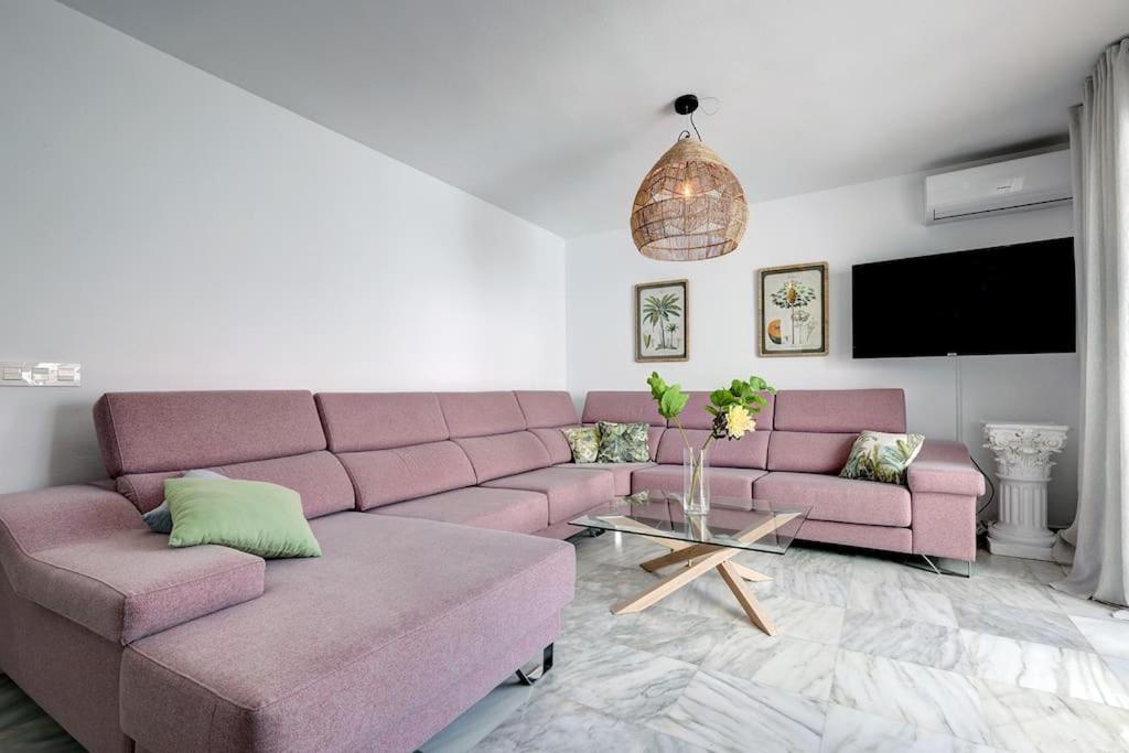 Televízia a/alebo spoločenská miestnosť v ubytovaní 4 Bedroom Townhouse 200 meters from the Beach!