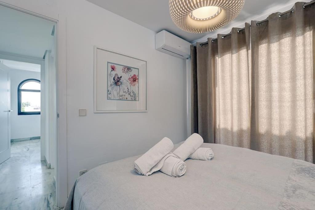 Posteľ alebo postele v izbe v ubytovaní 4 Bedroom Townhouse 200 meters from the Beach!