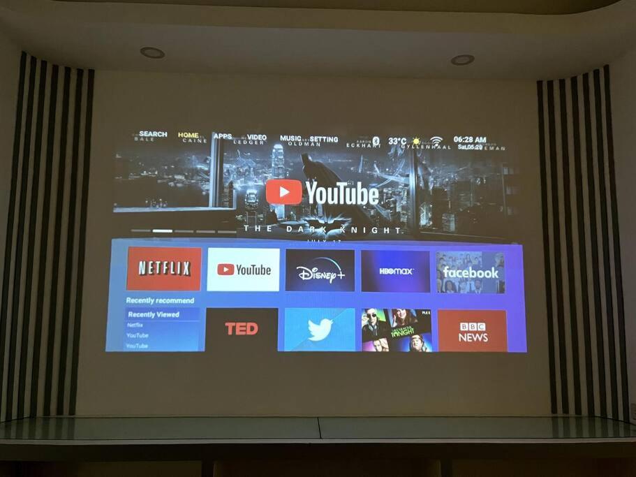 TV a/nebo společenská místnost v ubytování DiscoveryHome2 at Pratunammarket