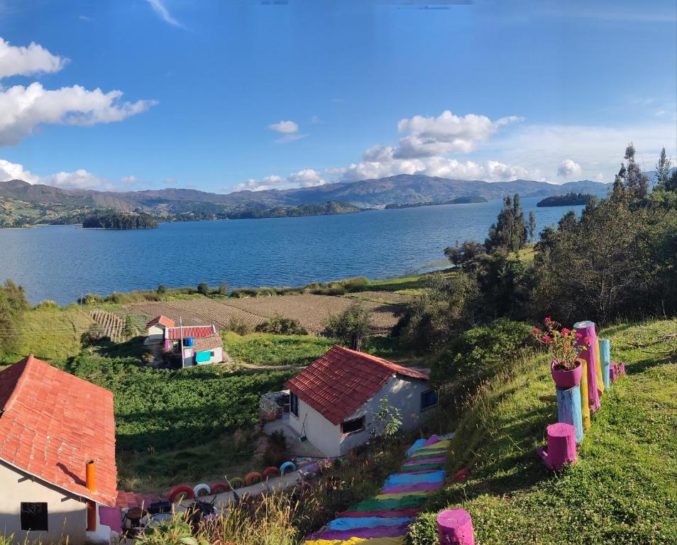 eine Gruppe von Häusern auf einem Hügel neben einem See in der Unterkunft Cabañas Villas Del Lago in Cuítiva