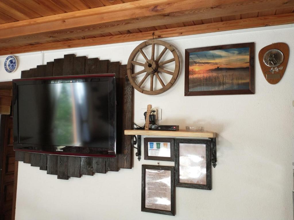 TV a/nebo společenská místnost v ubytování Wigierska Chatka